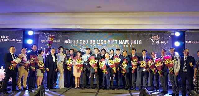 Chủ tịch câu lạc bộ Lữ hành Unesco Hà Nội Trương Quốc Hùng và Trưởng Ban tổ chức chương trình Hội tụ CEO du lịch Việt 2018 Trịnh Nguyễn Hùng Dũng trao kỷ niệm chương cho các đối tác nước ngoài